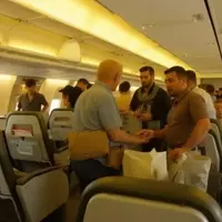 Post-Landing Passenger Habits Spark Heated Online Debate