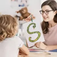 Spoken Language Training — Linguistic Foundations, Cognitive Mechanisms, and Communication Context