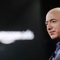Bernie Sanders Criticizes Jeff Bezos' Wealth and Amazon's Automation Strategy