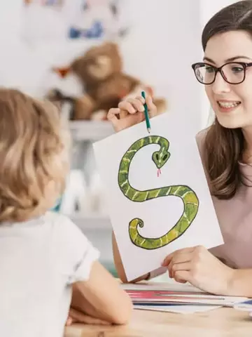 Spoken Language Training — Linguistic Foundations, Cognitive Mechanisms, and Communication Context